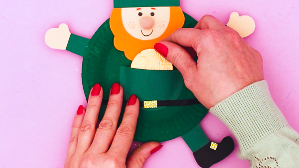 Looking for a fun and easy Leprechaun Craft for St. Patrick's Day? Today I have the pleasure of sharing an adorable paper plate leprechaun craft that kids will love!