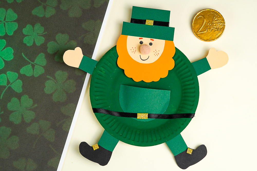 Looking for a fun and easy Leprechaun Craft for St. Patrick's Day? Today I have the pleasure of sharing an adorable paper plate leprechaun craft that kids will love!