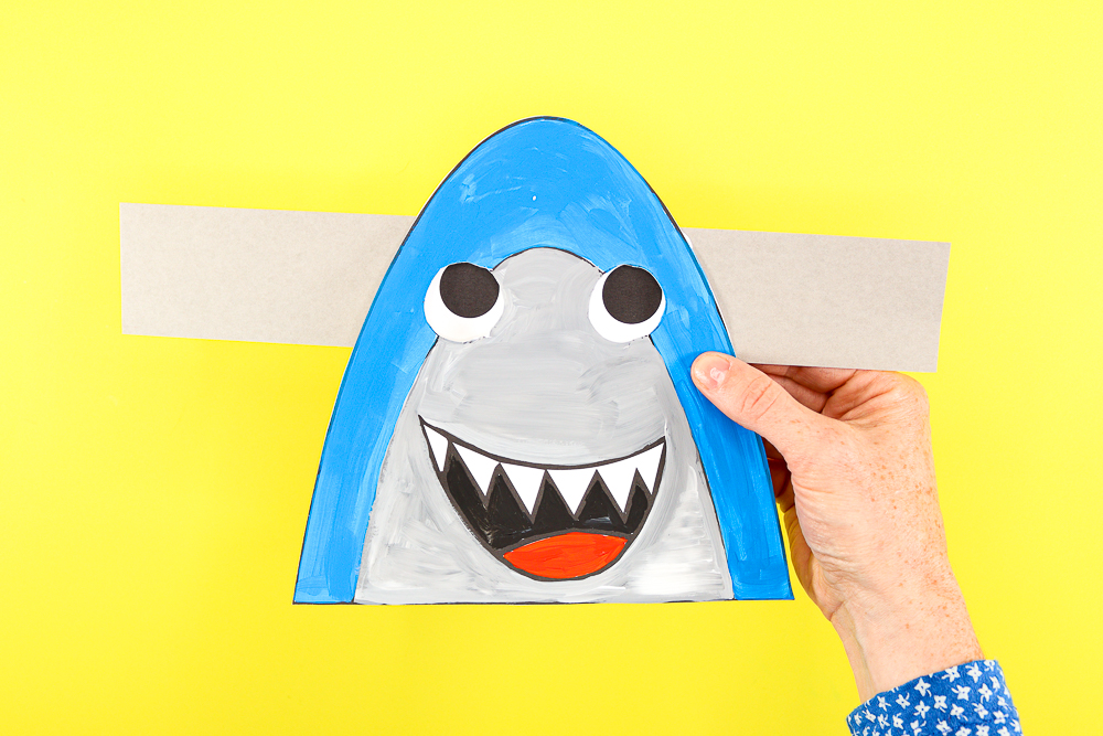 Do you have a crafty child who loves the ocean? We've got the perfect craft for them! Introducing the Moving Eyes Shark Craft, a paper toy that provides hours of creative play.

The Moving Eyes Shark Craft is a great way for young children to engage their imaginations. The puppetry element of the craft encourages play and has the potential to bring story-time to life.