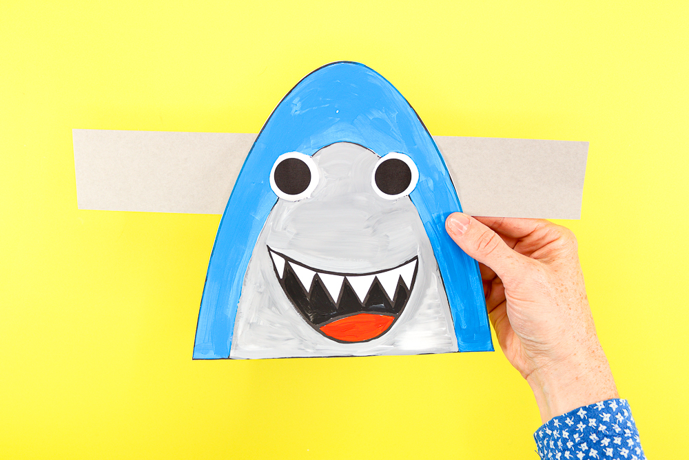 Do you have a crafty child who loves the ocean? We've got the perfect craft for them! Introducing the Moving Eyes Shark Craft, a paper toy that provides hours of creative play.

The Moving Eyes Shark Craft is a great way for young children to engage their imaginations. The puppetry element of the craft encourages play and has the potential to bring story-time to life.