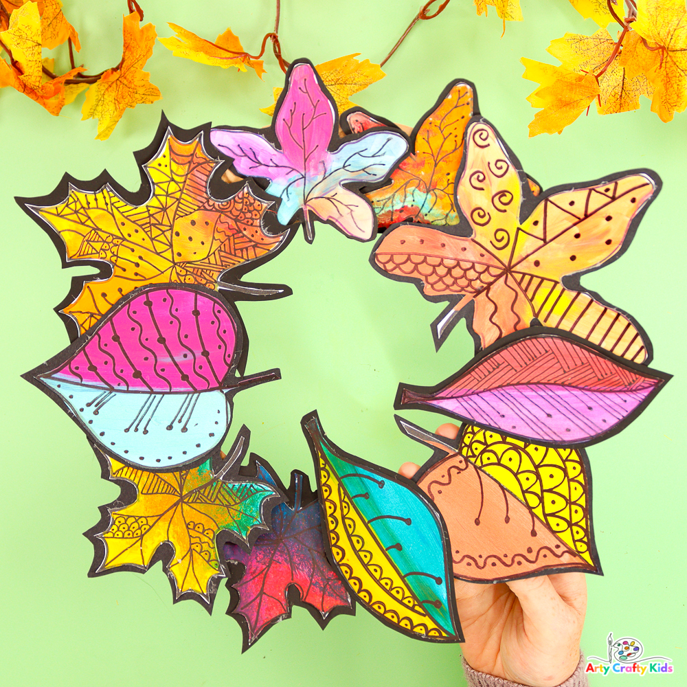 Looking for an easy Autumn craft for your preschooler? check out this Autumn Paper Leaf Wreath with printable leaves to color and decorate!