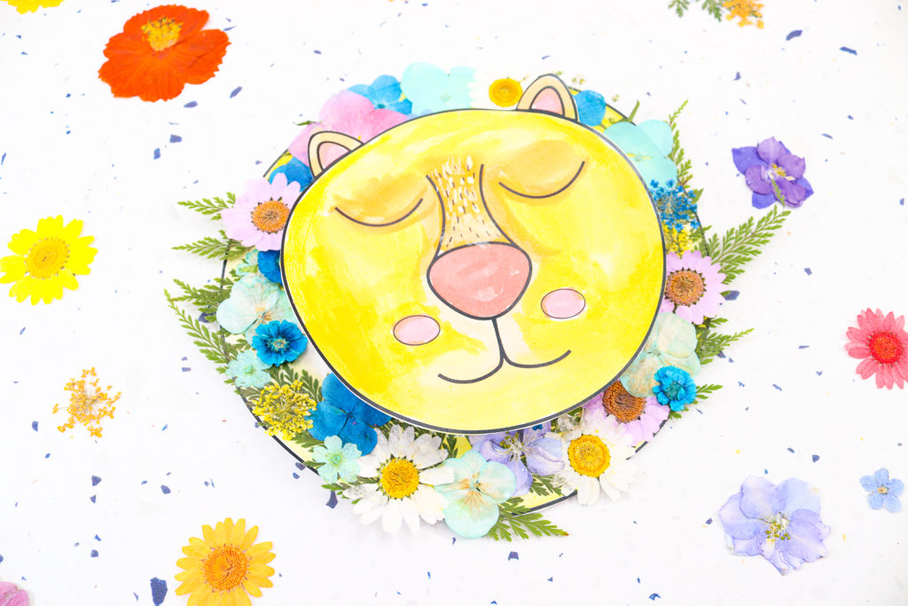 Make a beautiful Sleepy Lion Craft with dried flowers with your kids this Summer! A simple, fun and engaging nature craft for kids of all ages. Complete with a printable lion template!